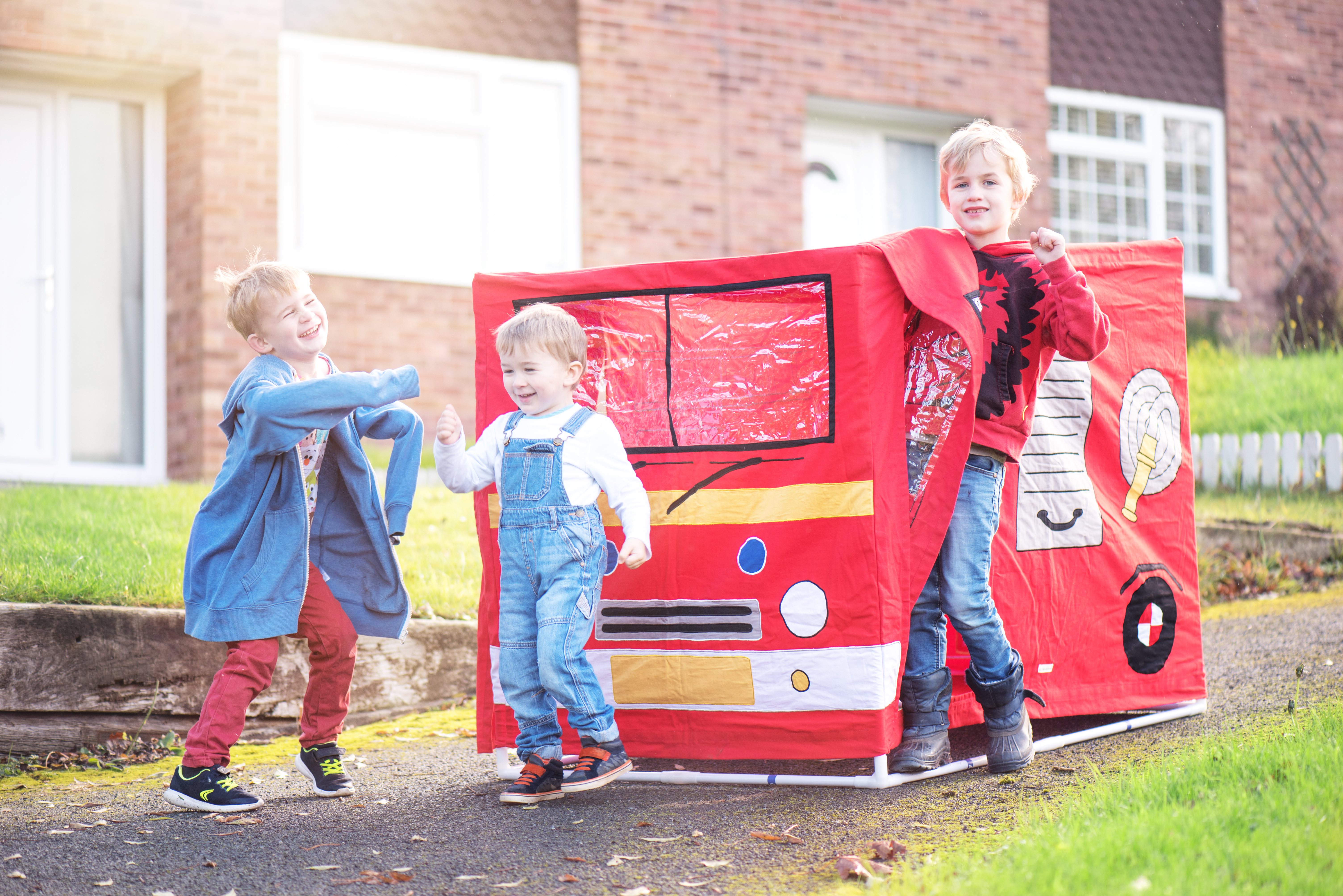 KIDDIEWINKLES FIRE ENGINE PLAY TENT