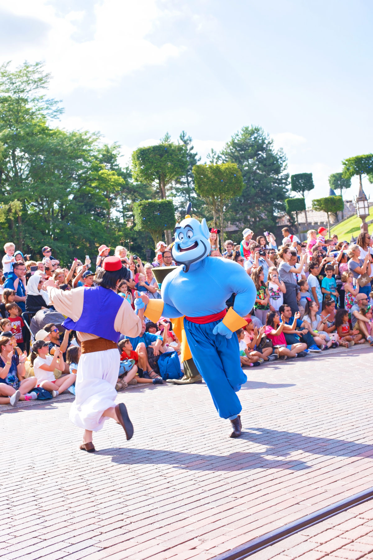 Aladdin and Genie Parade disneyland paris