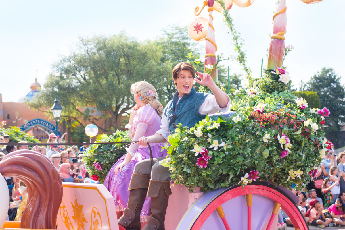 rapunzel and flynn disneyland paris carriage parade
