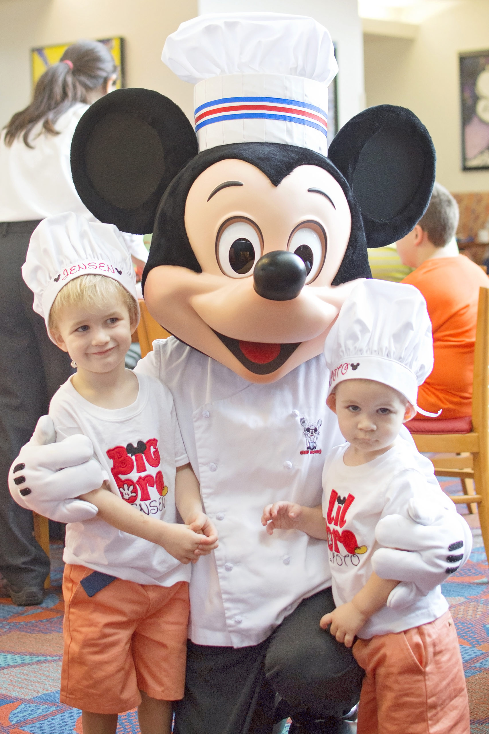 CHEF MICKEY’S – DINE WITH THE FAB FIVE!