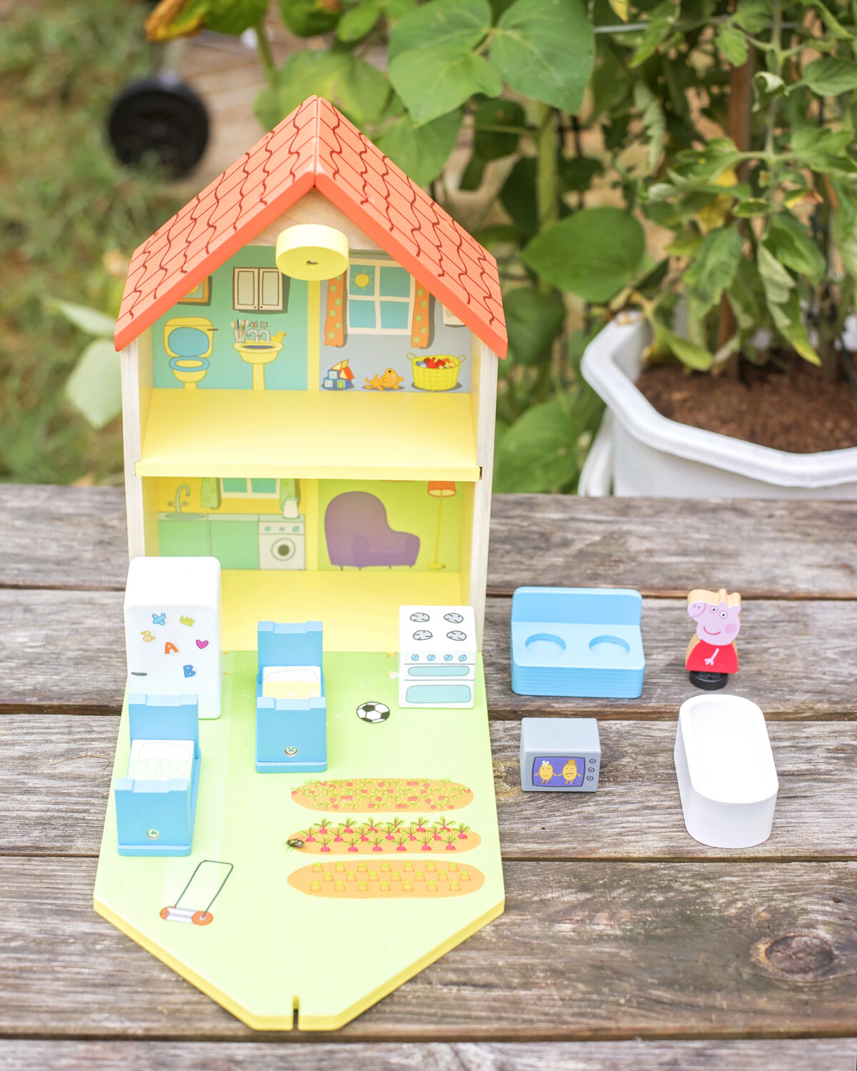 Peppa pig wooden house contents