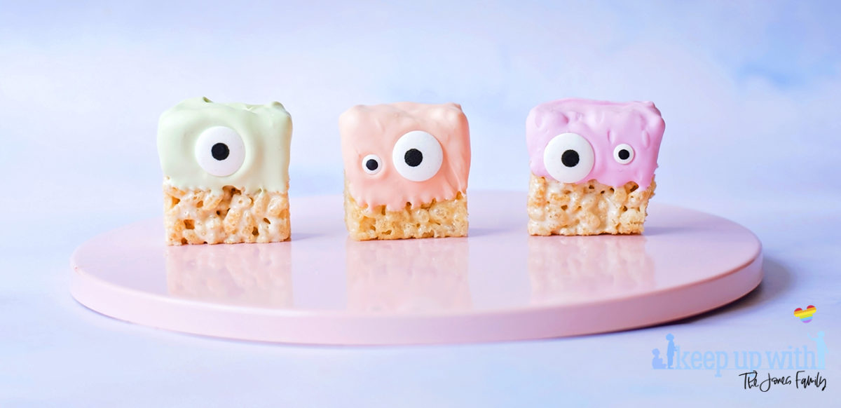 Image shows three Sweet little alien krispie treats stood on a pink circular cake stand. Image by Sara-Jayne for Keep Up With The Jones Family.
